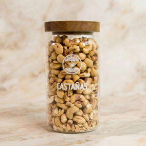 Frasco rotulado con Castañas de Cajú.