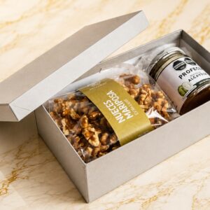 Caja para regalo con Nueces y frasco con dulce de Alcayota.